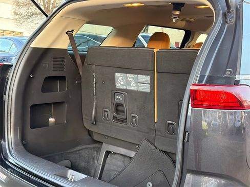 Used 2023 Kia Carnival LX image 9