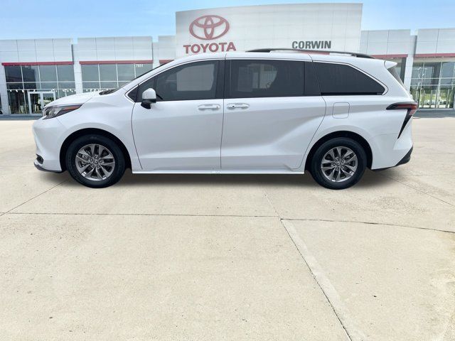 Used 2025 Toyota Sienna XLE FWD image 2