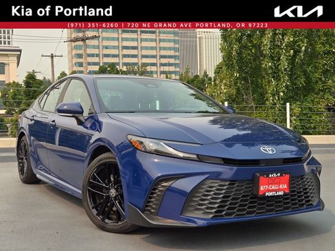 Used 2025 Toyota Camry SE FWD image 1