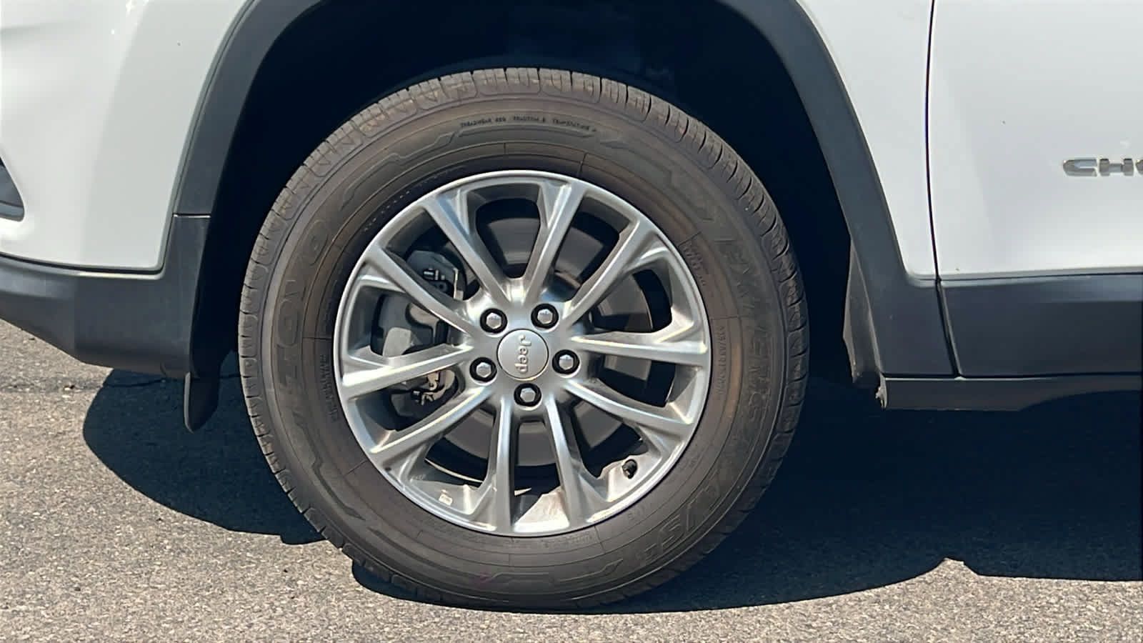Used 2019 Jeep Cherokee Latitude Plus w/ Comfort/Convenience Group AWD/4WD image 9