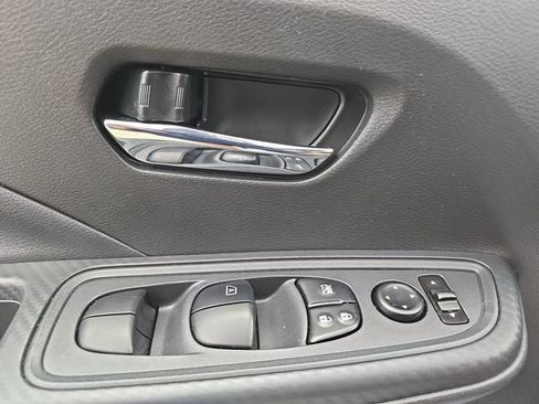 Used 2025 Nissan Versa SV w/ Trunk Package FWD image 27