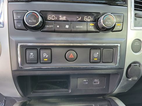 Used 2020 Nissan Titan SV w/ SV Convenience Package image 35