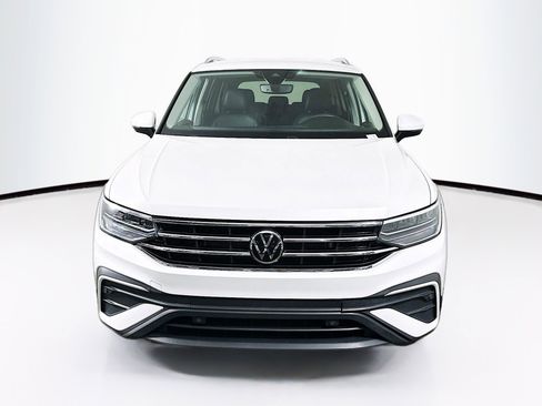 Used 2023 Volkswagen Tiguan SE FWD image 2