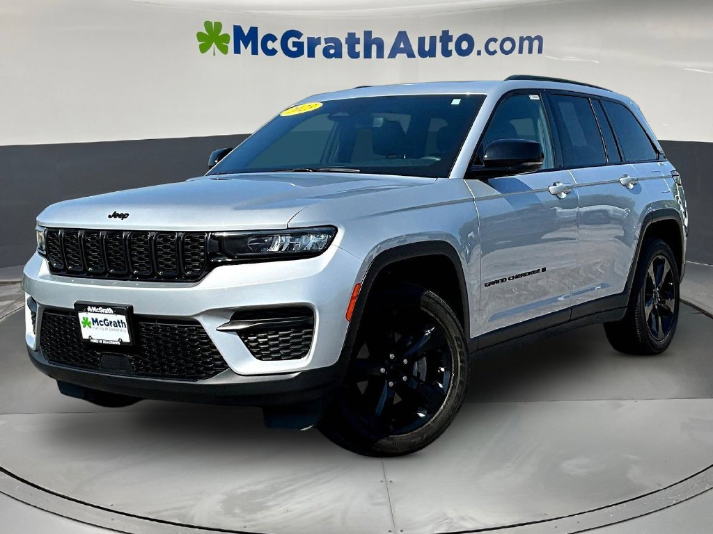 Used 2023 Jeep Grand Cherokee Altitude AWD/4WD image 3