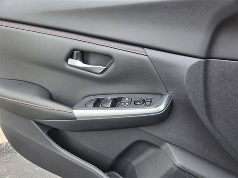 Used 2025 Nissan Sentra SR w/ SR Premium Package image 15