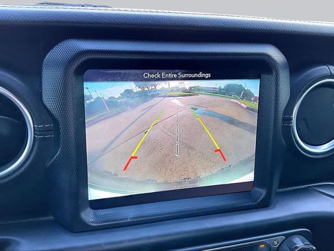 Used 2018 Jeep Wrangler Unlimited Sahara AWD/4WD image 27