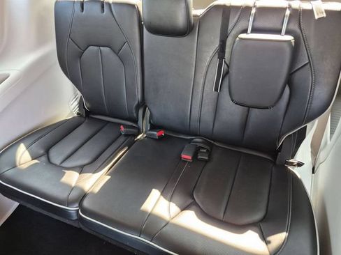 Used 2023 Chrysler Pacifica Limited FWD image 30