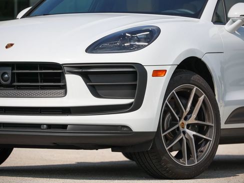 Certified 2026 Porsche Macan AWD/4WD image 8