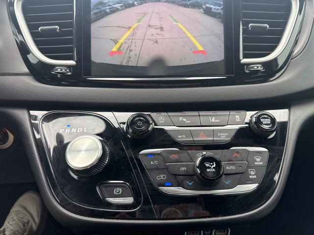 Used 2025 Chrysler Pacifica Select FWD image 13