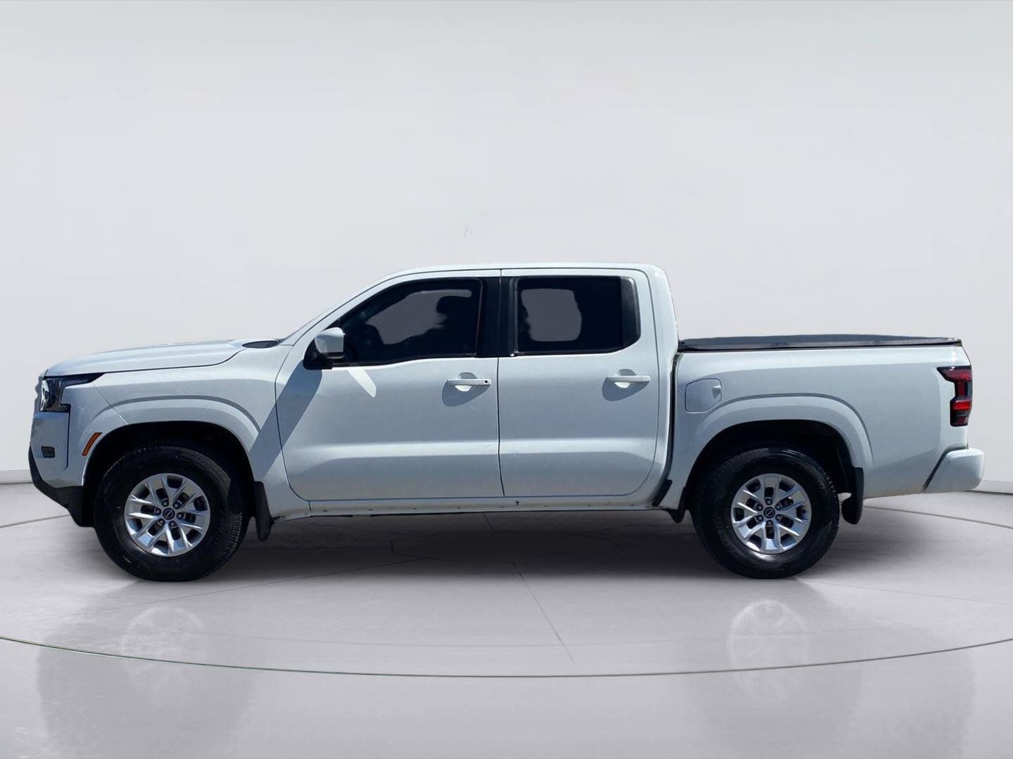 Used 2024 Nissan Frontier SV RWD image 2