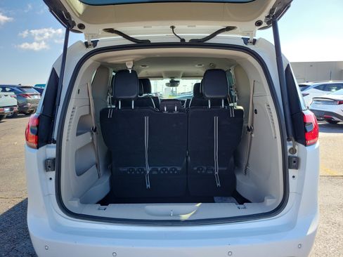 Used 2024 Chrysler Pacifica Touring-L image 8