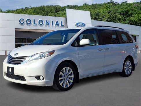 Used 2017 Toyota Sienna XLE Premium image 3