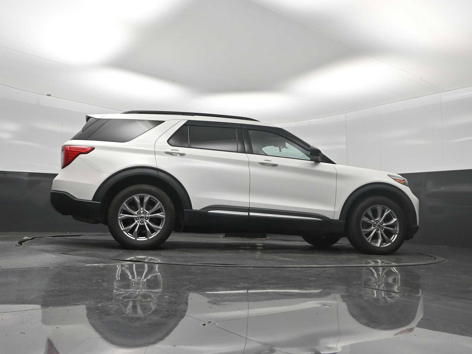 Used 2020 Ford Explorer XLT w/ Equipment Group 202A AWD/4WD image 32