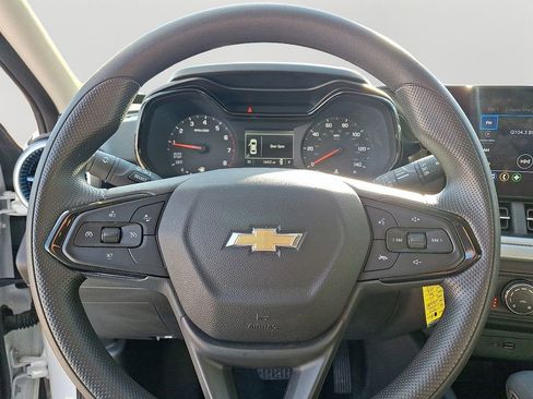 Used 2025 Chevrolet Trax LS w/ LS Convenience Package image 18