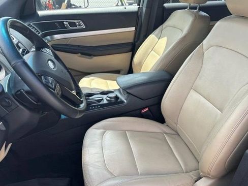 Used 2017 Ford Explorer XLT w/ Equipment Group 202A AWD/4WD image 11