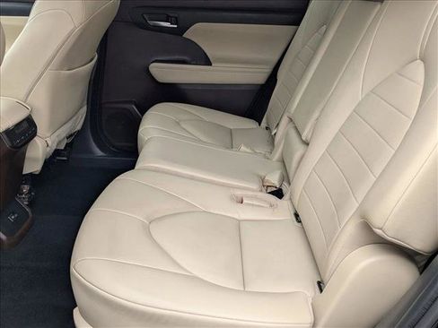 Used 2022 Toyota Highlander XLE image 17