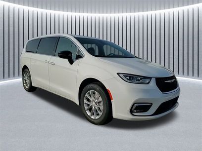 New 2026 Chrysler Pacifica Limited w/ Uconnect Theater Family Group