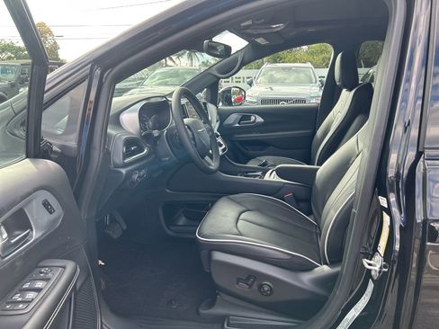 New 2026 Chrysler Pacifica Limited w/ S Appearance Package image 10