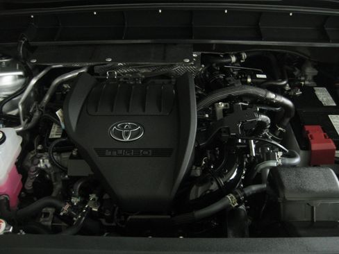 Used 2023 Toyota Highlander XLE image 32