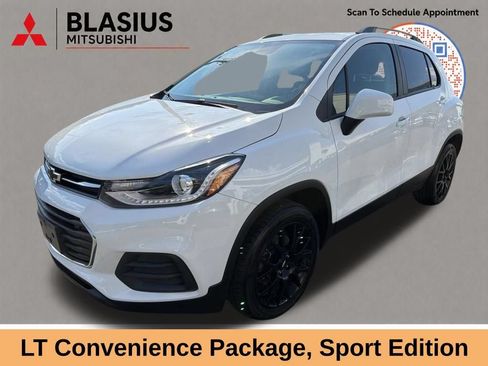 Used 2022 Chevrolet Trax LT w/ Sport Edition AWD/4WD image 2