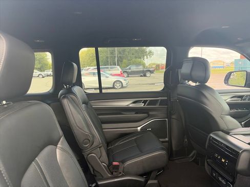 Used 2025 Jeep Wagoneer Series II AWD/4WD image 11