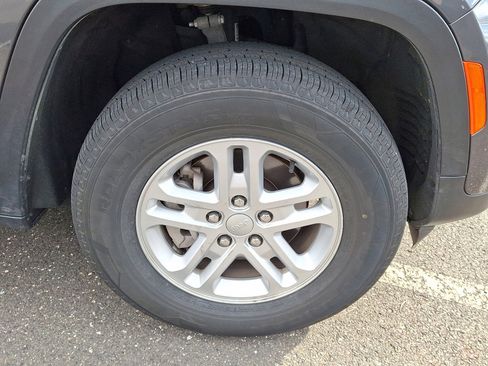 Used 2024 Jeep Grand Cherokee Laredo image 9