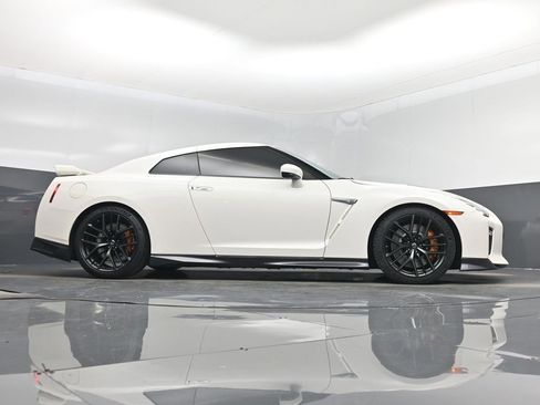 Used 2018 Nissan GT-R Premium w/ Premium Interior Package image 45