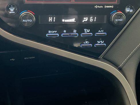 Used 2020 Toyota Camry SE image 19