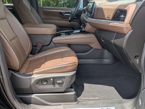 Used 2025 Chevrolet Tahoe High Country AWD/4WD image 24
