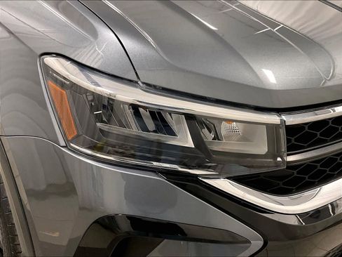 Used 2022 Volkswagen Taos SE image 32