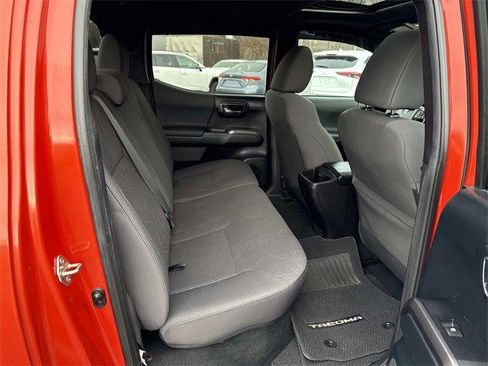 Used 2016 Toyota Tacoma TRD Sport image 11