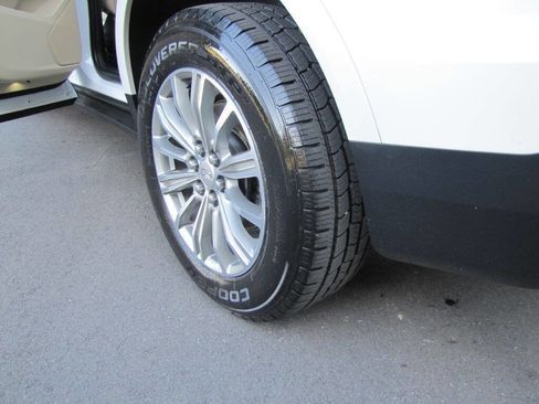 Used 2017 Cadillac XT5 Luxury image 32