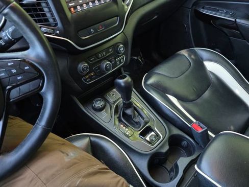 Used 2019 Jeep Cherokee Latitude Plus AWD/4WD image 29