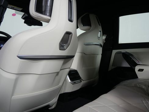 Used 2025 BMW i7 xDrive60 w/ Premium Package image 17