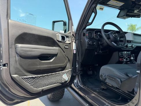 Used 2025 Jeep Wrangler Unlimited Rubicon AWD/4WD image 10