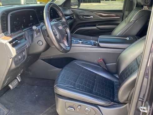Used 2022 Cadillac Escalade Sport Platinum w/ Heavy-Duty Trailer Package AWD/4WD image 6