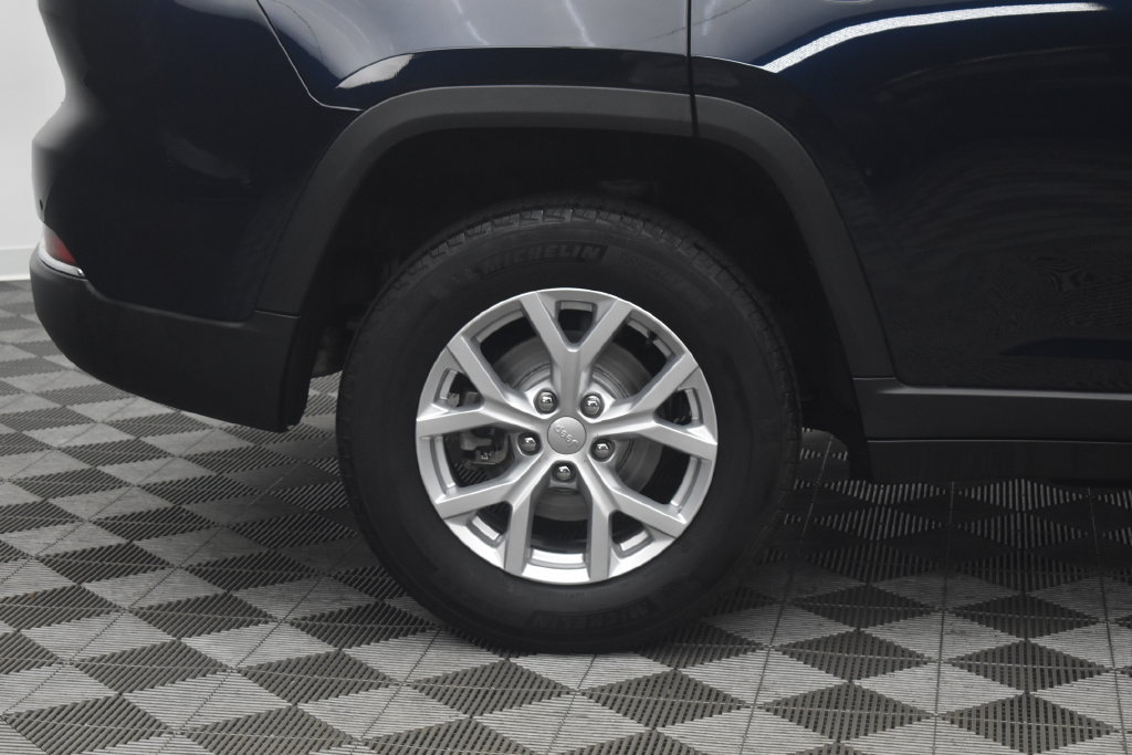 Used 2023 Jeep Grand Cherokee Limited w/ Trailer Tow Prep Group (B) AWD/4WD image 29
