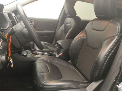Used 2019 Jeep Cherokee Latitude Plus w/ Comfort/Convenience Group AWD/4WD image 17