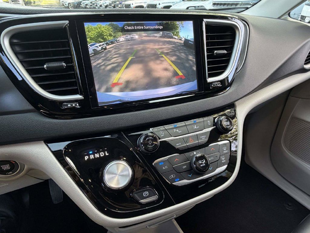 Used 2024 Chrysler Pacifica Touring-L FWD image 18
