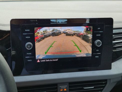 Used 2025 Volkswagen Jetta SE FWD image 20