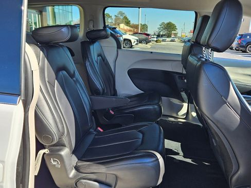 Used 2023 Chrysler Pacifica Touring-L image 17