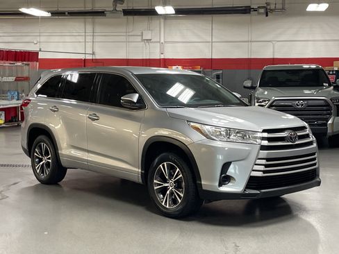 Used 2018 Toyota Highlander LE image 2