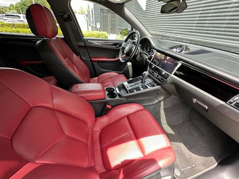 Certified 2023 Porsche Macan AWD/4WD image 40