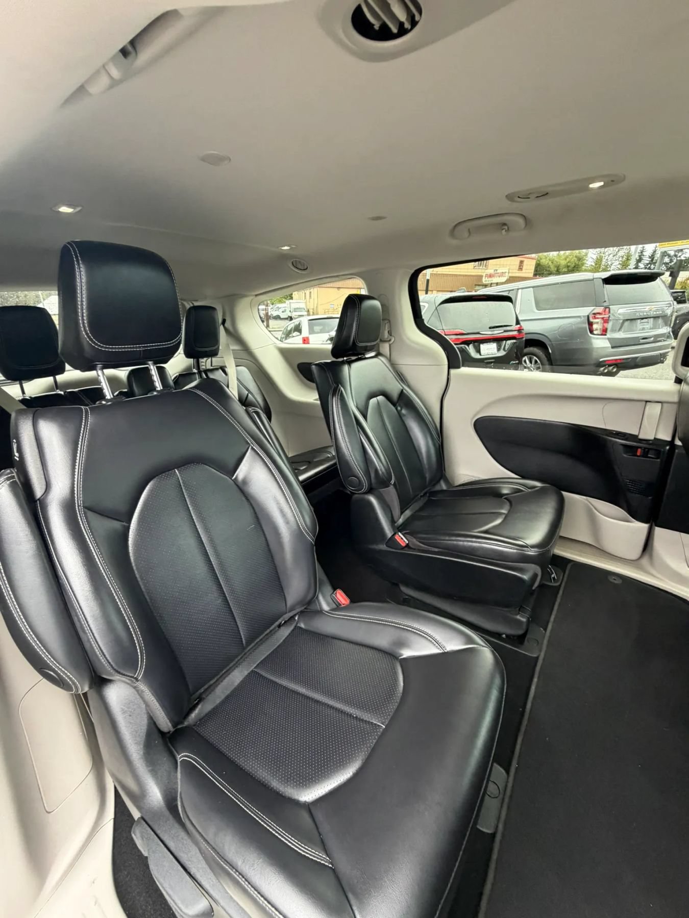 Used 2023 Chrysler Pacifica Touring-L FWD image 19