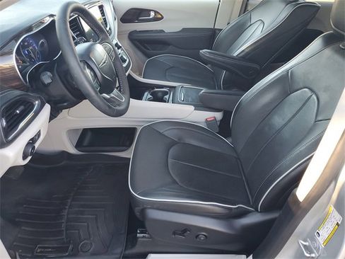 Used 2024 Chrysler Pacifica Limited w/ Uconnect Theater Family Group image 5