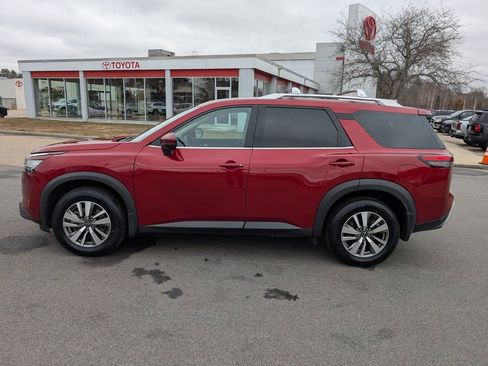 Used 2023 Nissan Pathfinder SL image 2