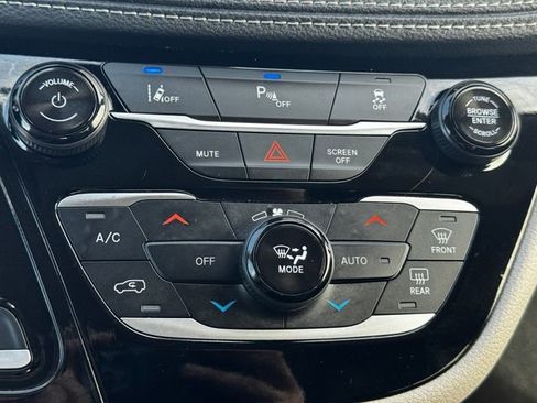 Certified 2024 Chrysler Pacifica Select image 38