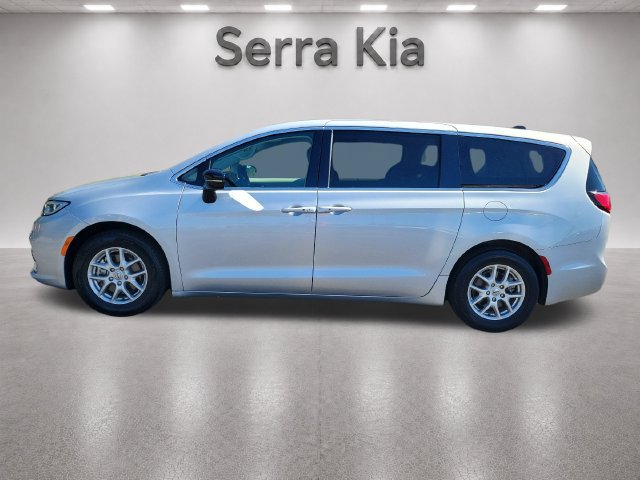 Used 2024 Chrysler Pacifica Touring-L FWD image 2