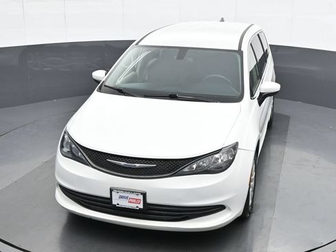 Used 2020 Chrysler Voyager L FWD image 17