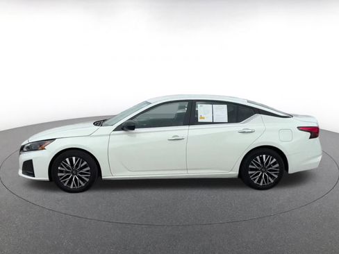 Used 2025 Nissan Altima 2.5 SV FWD image 7